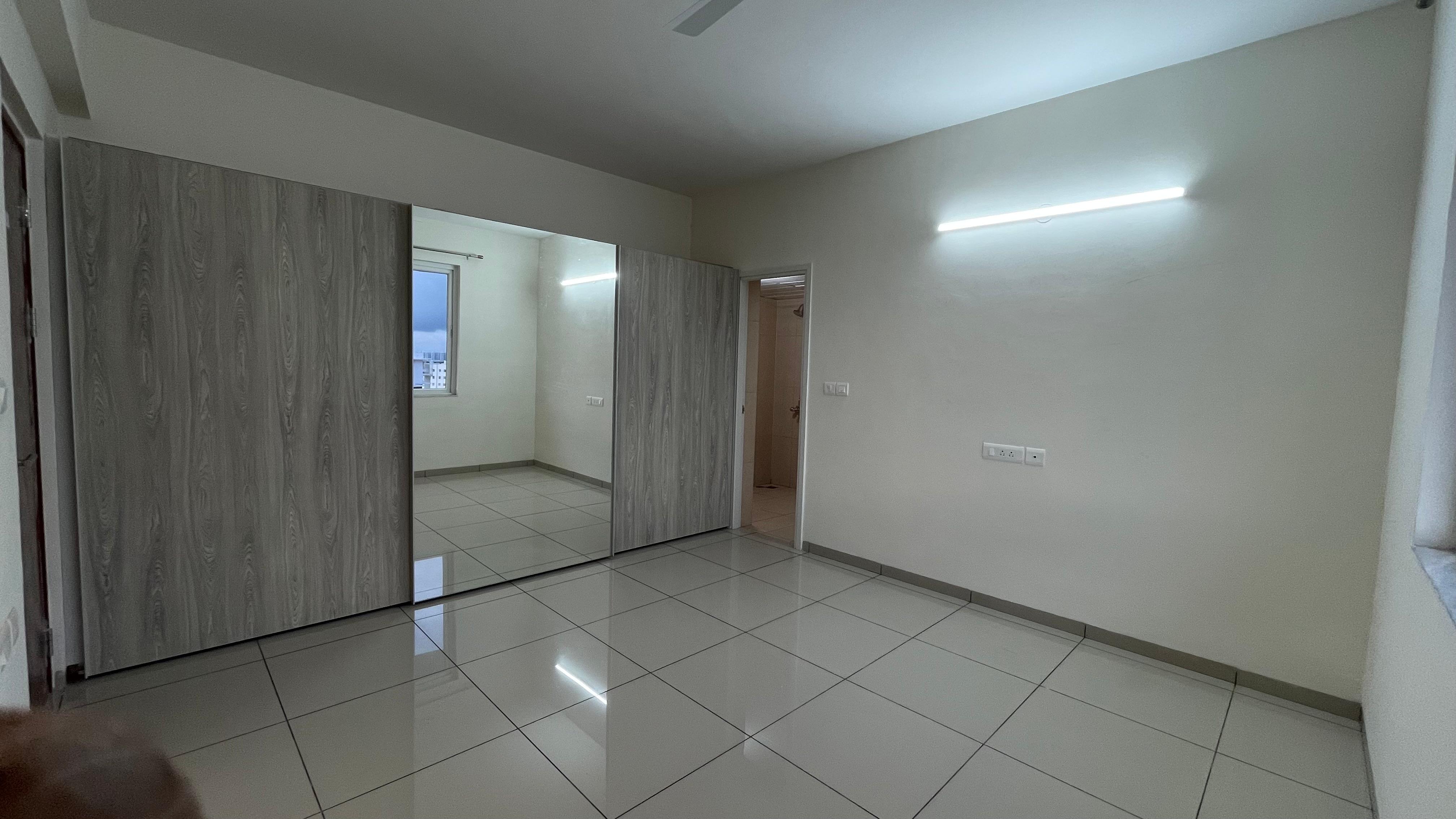 POSH 2.5 BHK IN PRESTIGE ROYAL GARDEN 